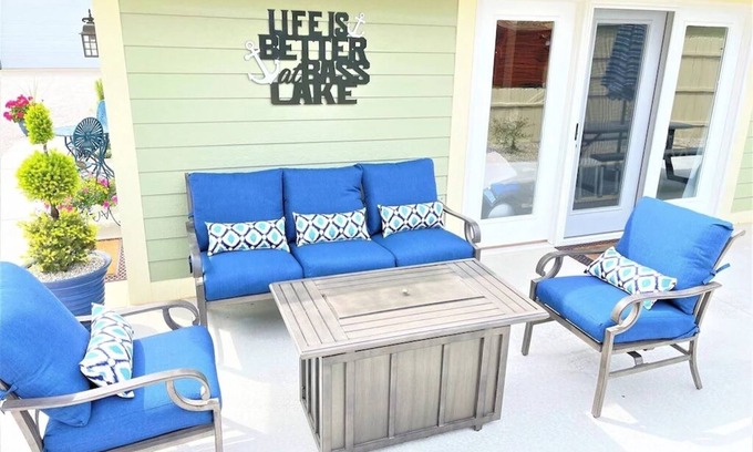 Bass Lake Cottage | Quaint 2 bedroom cottage at Bass Lake-paddle boards, kayaks, private ramp, bikes