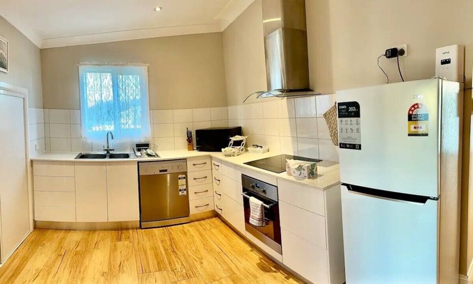 Warwick Cottage | Quaint 2 bedroom fully furnished Cottage