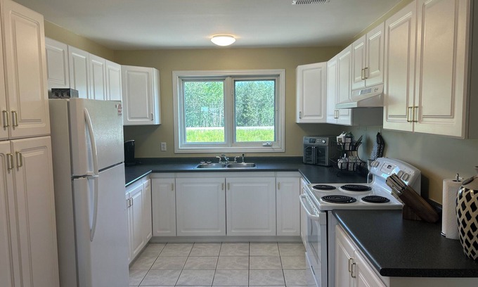 Greenstone Apartment | Quaint 3 bedroom apartment with full bathroom, full kitchen and in-unit laundry