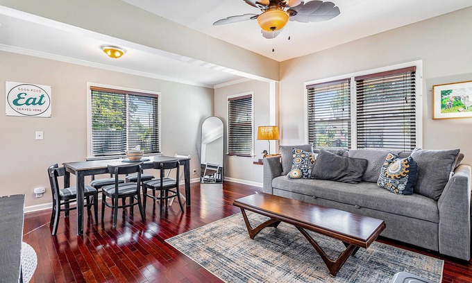 Three Oaks House | Quaint, budget-friendly home walking distance to town with grill - dog-friendly