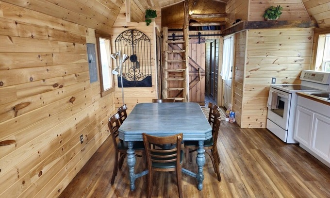 Dry Ridge Cabin | Quaint Cabin - 8 minutes from Ark Encounter!nCountry setting, near town!