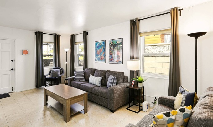 West Newport House | Quaint, Charming, Great Value @ The Beach, 2 Blocks to Sand, BBQ, Pets, Patio in Newport