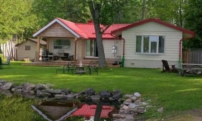 Selwyn Cottage | Quaint Chemong Lake Cottage Rental - Selwyn