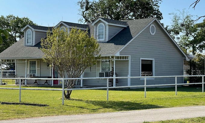 Weston House | Quaint Coach House on 50 acre horse ranch