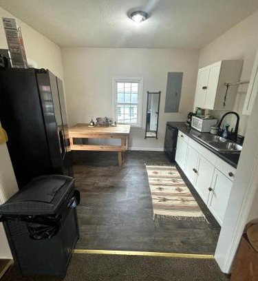Arjay House | Quaint cottage near Local and State Parks and Minutes from Laurel Cove and Bell Theatre