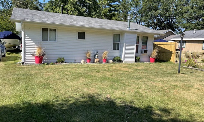 Houghton Lake House | Quaint Cottage with lake access.