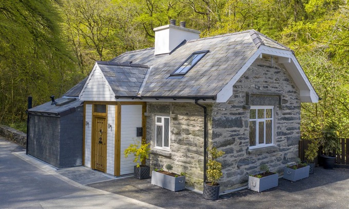 Prenteg Cottage | Quaint Cottage with Hot Tub
