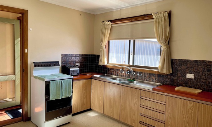 Leigh Creek Cabin | Quaint cozy cabin in the Flinders Ranges