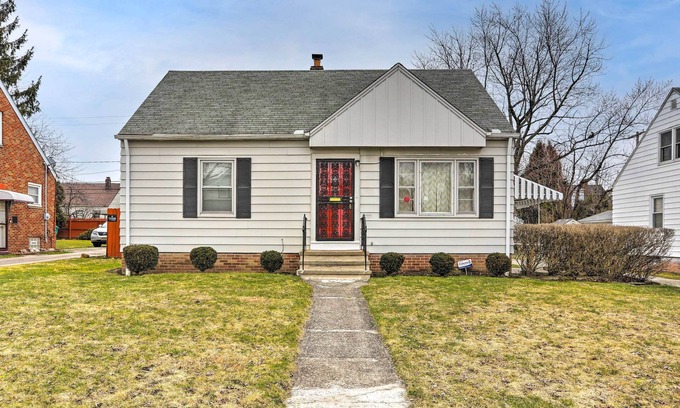 Maple Heights Cottage | Quaint + Cozy Home < 15 Mi to Dtwn Cleveland!