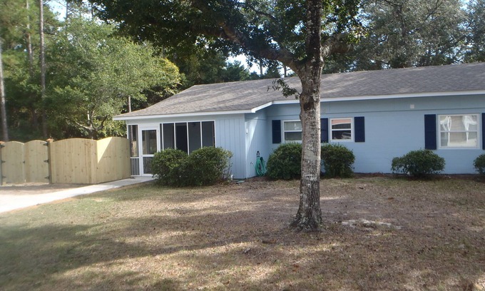 Tranquil Harbour Cottage | Quaint Duplex Cottage - Sleeps 4 - Great Location