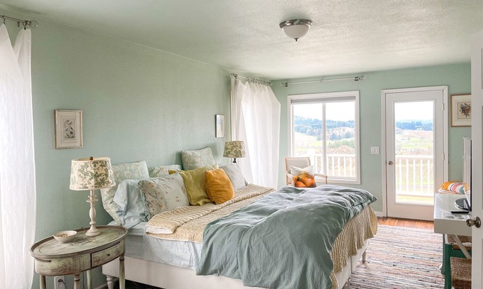 Polk County House | Quaint farmhouse with spectacular views - large deck & fire pit