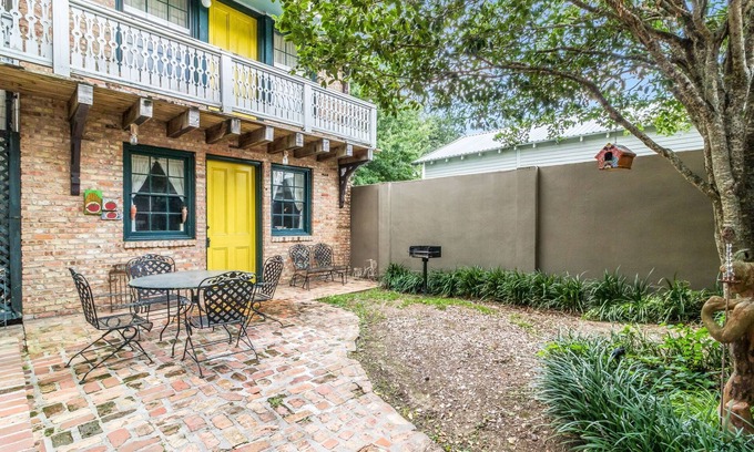Scott Apartment | Quaint Historical Studio, Courtyard, W/D, King Bed; Minutes From Lafayette