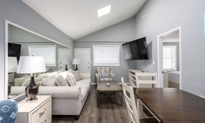 Tybee Island House | Quaint Home 2BR 1 BA Shared Pool