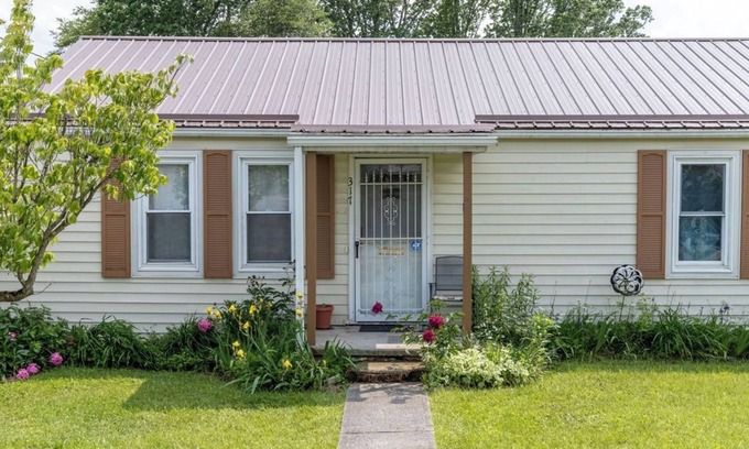 Summerlee House | Quaint home in Oak Hill, Conveniently Located.