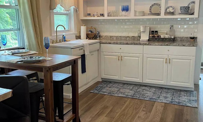 Oakland House | Quaint Little Cottagen