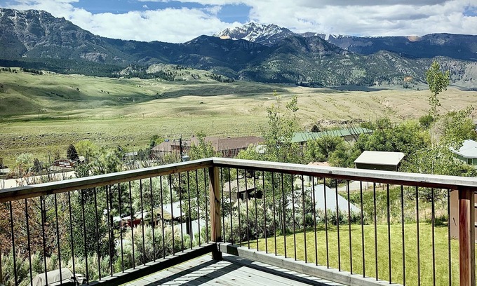 Gardiner Apartment | Quaint loft with spectacular views of the Gallatin Mountains