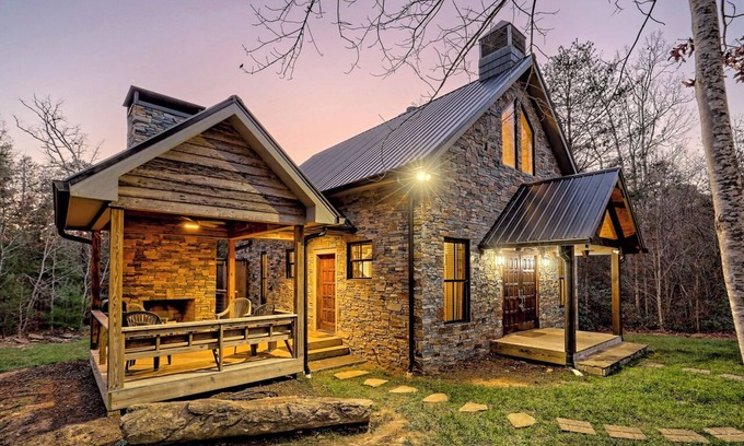 Clarkesville Cottage | Quaint Villa Near Tallulah Falls & Mtn Activities