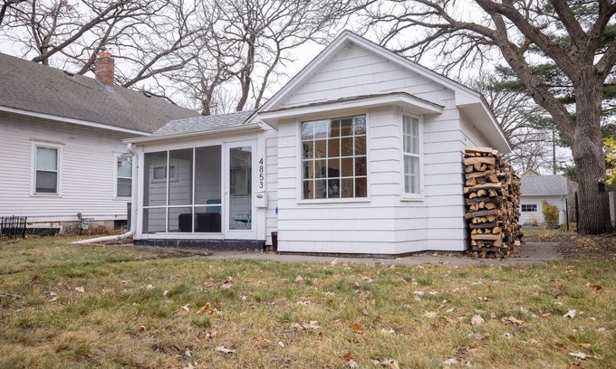 White Bear Lake Cottage | Quaint WBL Cottage - 2 Blocks from Historic Downtown