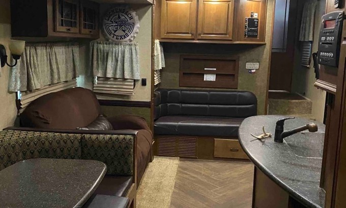 Chalk House | Quaint Woodlands 2 Bedroom Fifth Wheel Camper