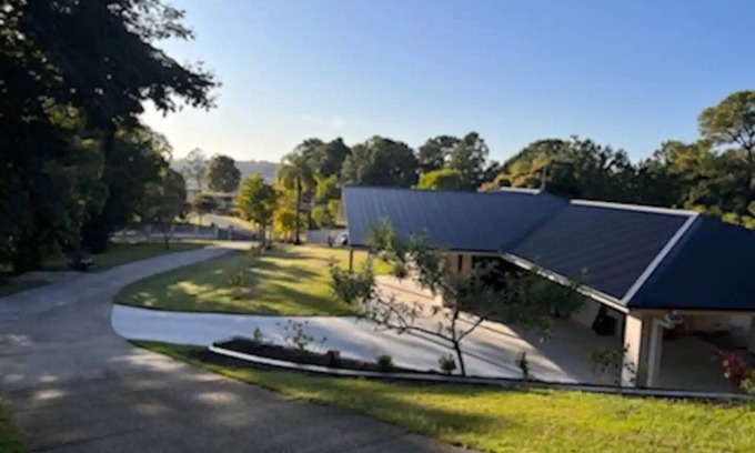 Maudsland House | Quality acreage home just 5 minutes to the theme parks and easy access to the M1
