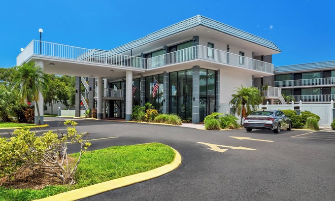 Disston Heights Hotel | Quality Inn & Suites at Tropicana Field