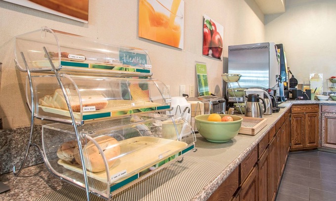 East Troy Hotel | Quality Inn & Suites East Troy I-43