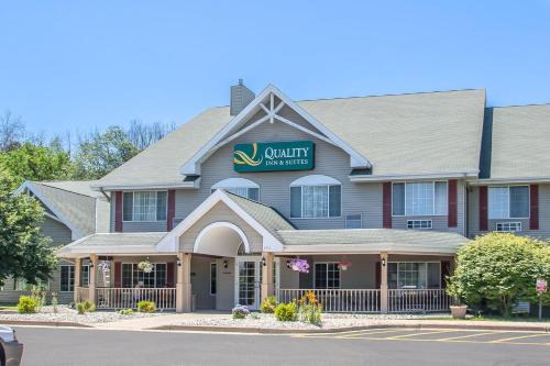 East Troy Hotel | Quality Inn & Suites East Troy I-43