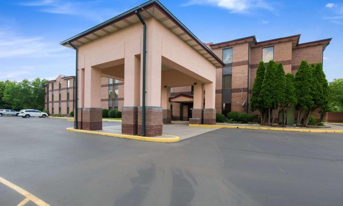 Sellersburg Hotel | Quality Inn & Suites Sellersburg - Louisville Area