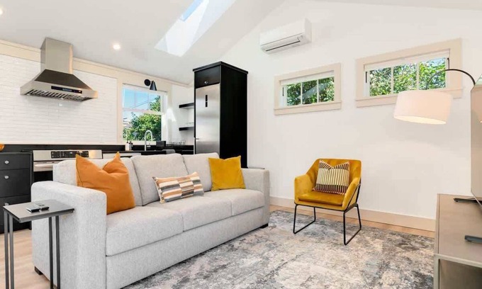 North Queen Anne House | Queen Anne 1BR DADU · Sleeps 4 · Private Entry + Full Kitchen