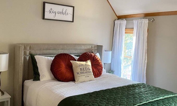Roslyn House | Queen Ensuite with Bath - Woodland View