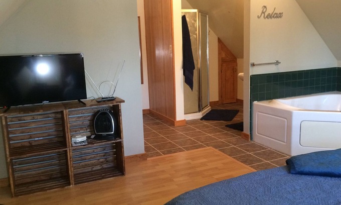 Emmetsburg House | Queen Marie Suite