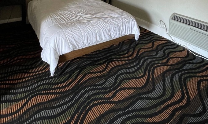 Gatlinburg Hotel | Queen Room - 1 Queen Bed