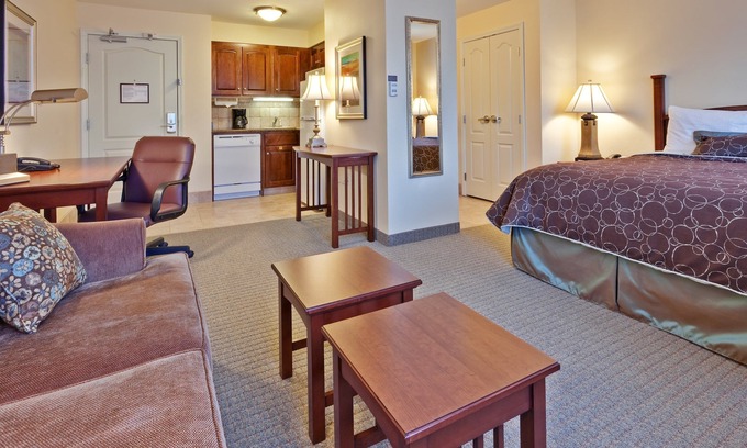 Indianapolis Apartment | Queen Studio | Free Breakfast, Pool Access