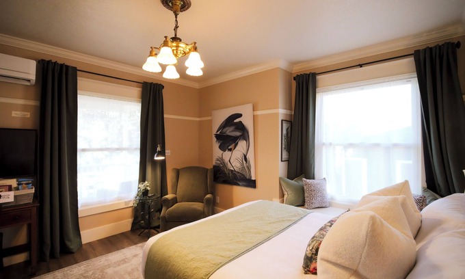 Historic Downtown District Apartment | Queen Suite | Hot Tub | Downtown Ashland | Tesla Station