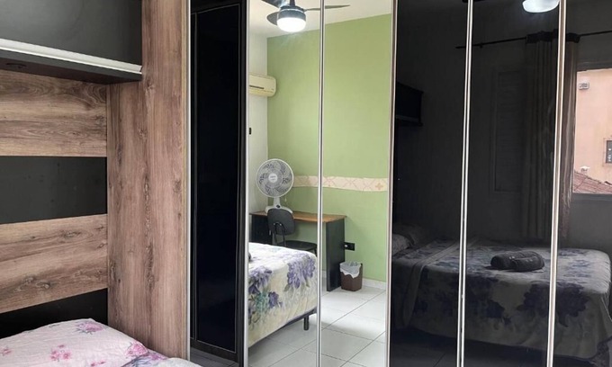 Embare House | Queen suite with WiFi near the beach with access to shared kitchen