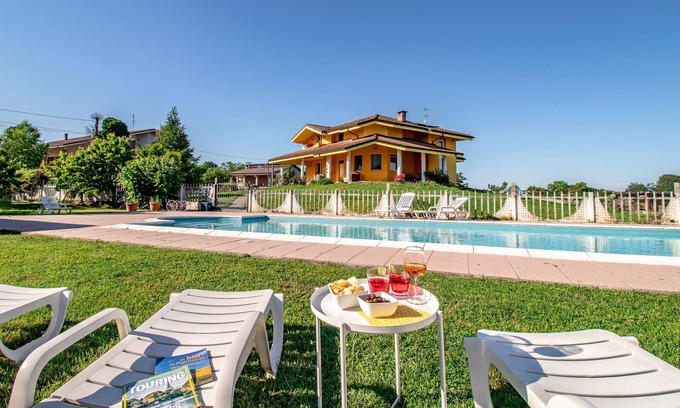 Alice Castello Apartment | Quick Home - Garden - One Bedroom Apartment, Sleeps 2