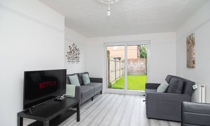 Kirkby House | Quiet 3 bed house, pet friendly
