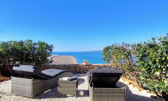 Povljana Apartment | Quiet 69m2 apartment by the sea with garden and pool
