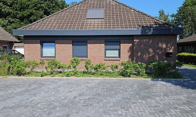 Eddelak House | Quiet accommodation with nearby football pitch