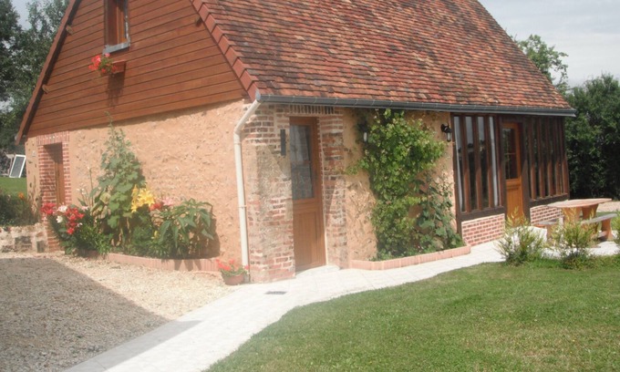 Valennes Cottage | Quiet and pleasant gite facing South with view of the village and the hill