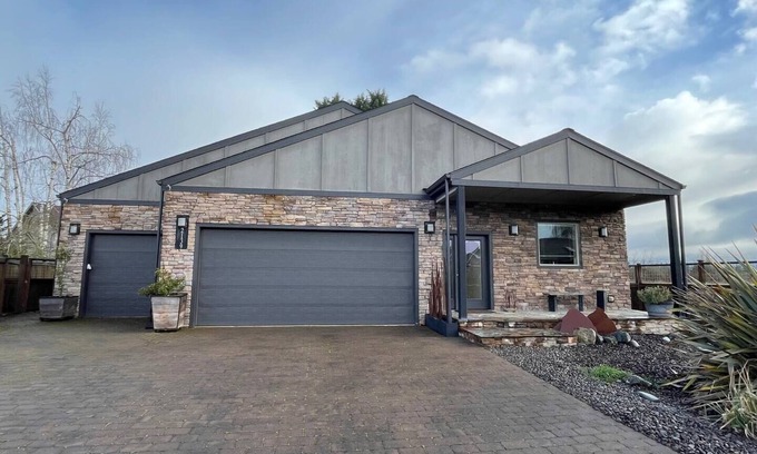 Eugene House | Quiet and Unique Home in North Gilham Neighborhood 5 miles from Autzen Stadium
