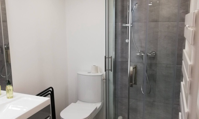 Bron Apartment | Quiet apartment close to amenities