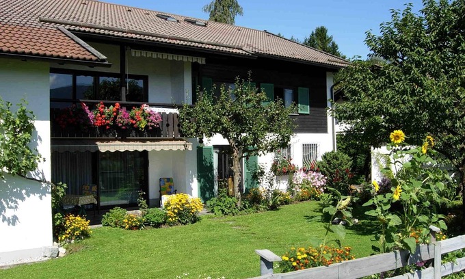 Murnau am Staffelsee Apartment | Quiet apartment with terrace and mountain views in Murnau
