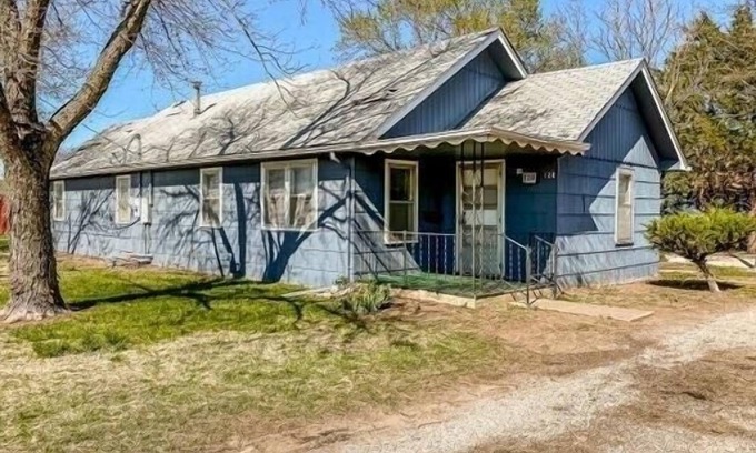 South Hutchinson House | Quiet Blue Bungalow