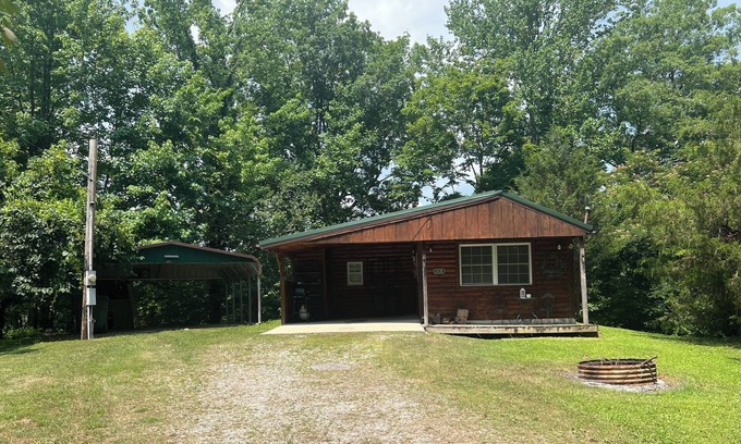 Murphysboro Cabin | Quiet cabin on the lake! 5 minutes from many outdoor adventures and SIUC!
