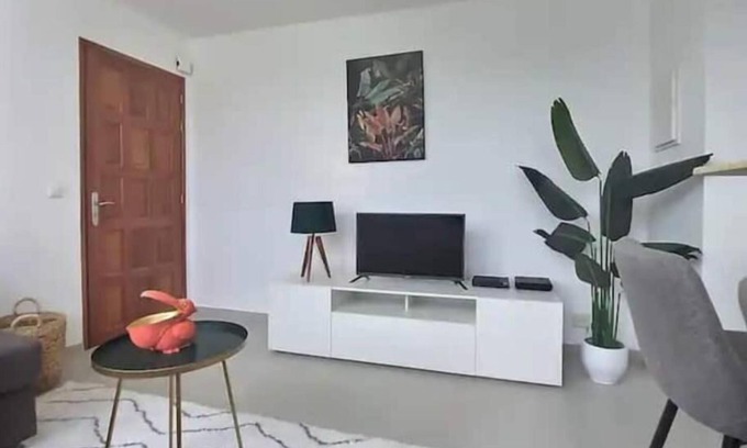 Fontaine de Moutte Apartment | Quiet Capri beach apartment.
