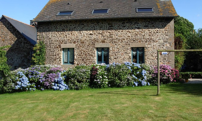 Parce Cottage | Quiet country cottage, large garden, children's games, beautiful walks, fishing.