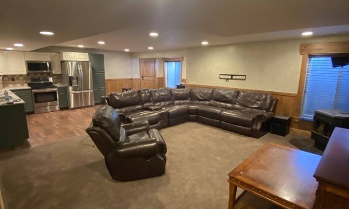 Utah County Other | Quiet Country Home ! Close to Skiing resorts, shopping and more