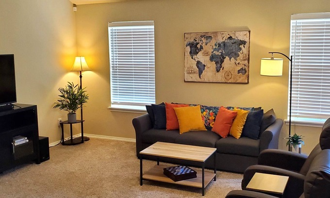 Noble House | Quiet country neighborhood; 15 minutes to OU Norman. Monthly stay discount 50%.