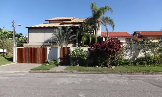 Piratininga House | Quiet, cozy, airy house, a stone's throw from the beach.